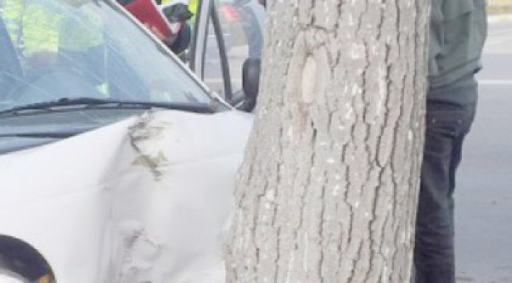 O şoferiţă de 23 de ani a intrat cu maşina într-un copac, pe DN 39: trei răniţi!